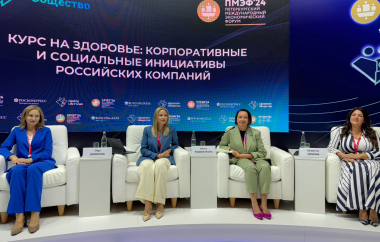 Оксана Позднякова на ПМЭФ-2024 рассказала о социальных инициативах «НИЖФАРМ»