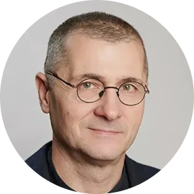 Очень часто в комбинированной терапии, особенно у пожилых пациентов, приходится корректировать дозу амлодипина. Поэтому возможность сочетанного приема постоянной дозы азилсартана, например 40 мг, с амлодипином, дозу которого можно изменять в зависимости от уровня АД и клинической ситуации, позволяет врачу обеспечить гибкий и безопасный режим дозирования антигипертензивных препаратов как при подборе антигипертензивной терапии, так и в ходе длительного лечения. Такая возможность отсутствует при применении фиксированных комбинаций, содержащих в одной таблетке постоянные дозы антигипертензивных средств